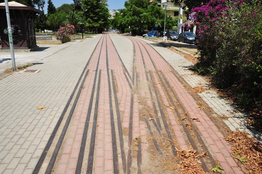 2012.07.02 Eisen- StraÃŸenbahnreste in Volos (6)